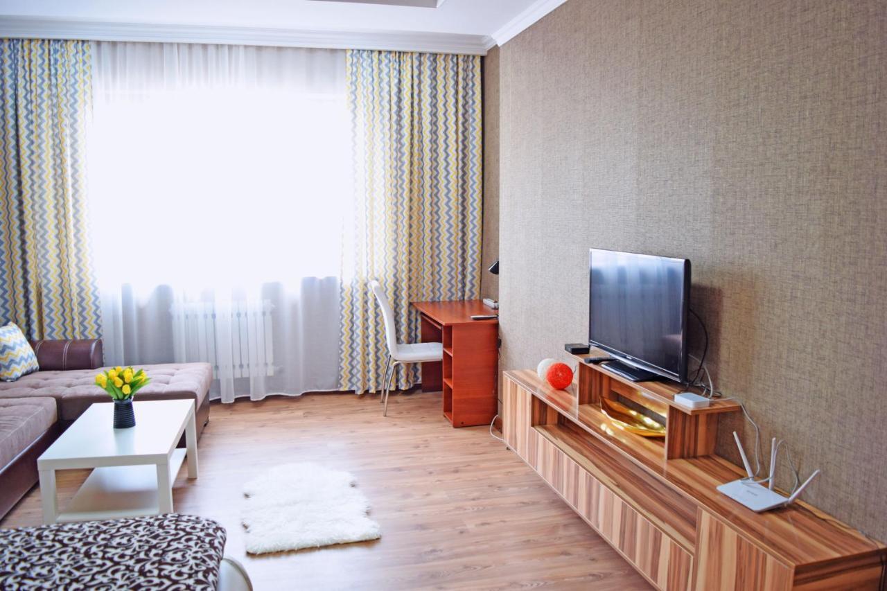 Bishkek Sunny Apartment In The Center ภายนอก รูปภาพ