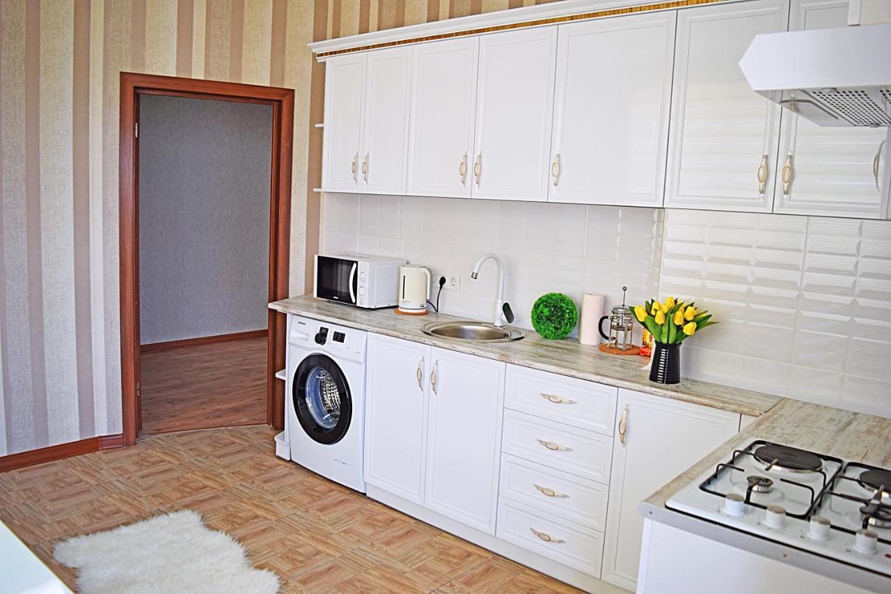 Bishkek Sunny Apartment In The Center ภายนอก รูปภาพ