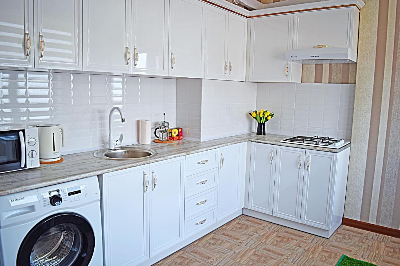Bishkek Sunny Apartment In The Center ภายนอก รูปภาพ