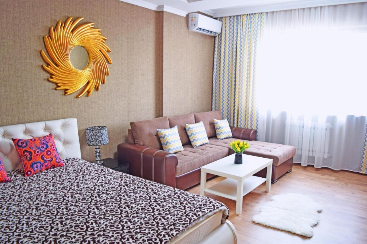Bishkek Sunny Apartment In The Center ภายนอก รูปภาพ