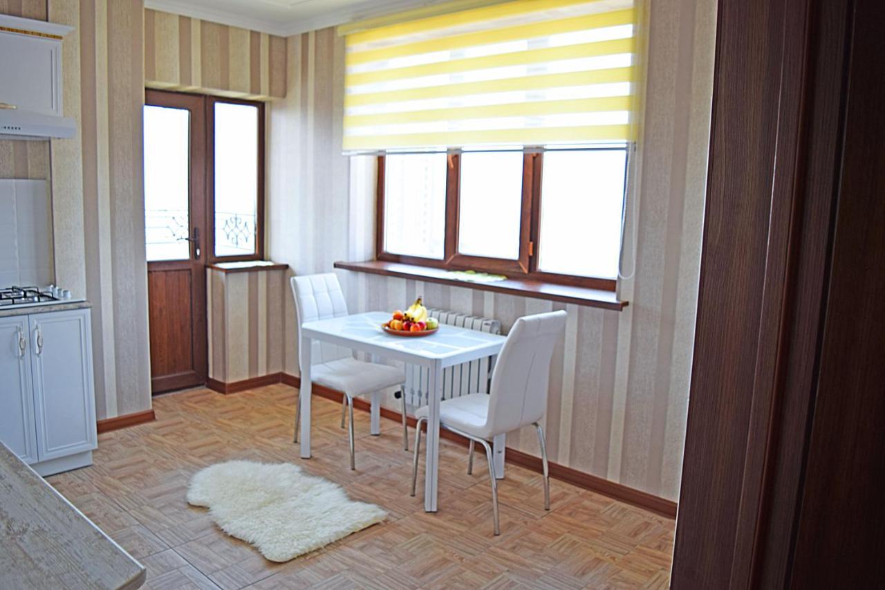Bishkek Sunny Apartment In The Center ภายนอก รูปภาพ