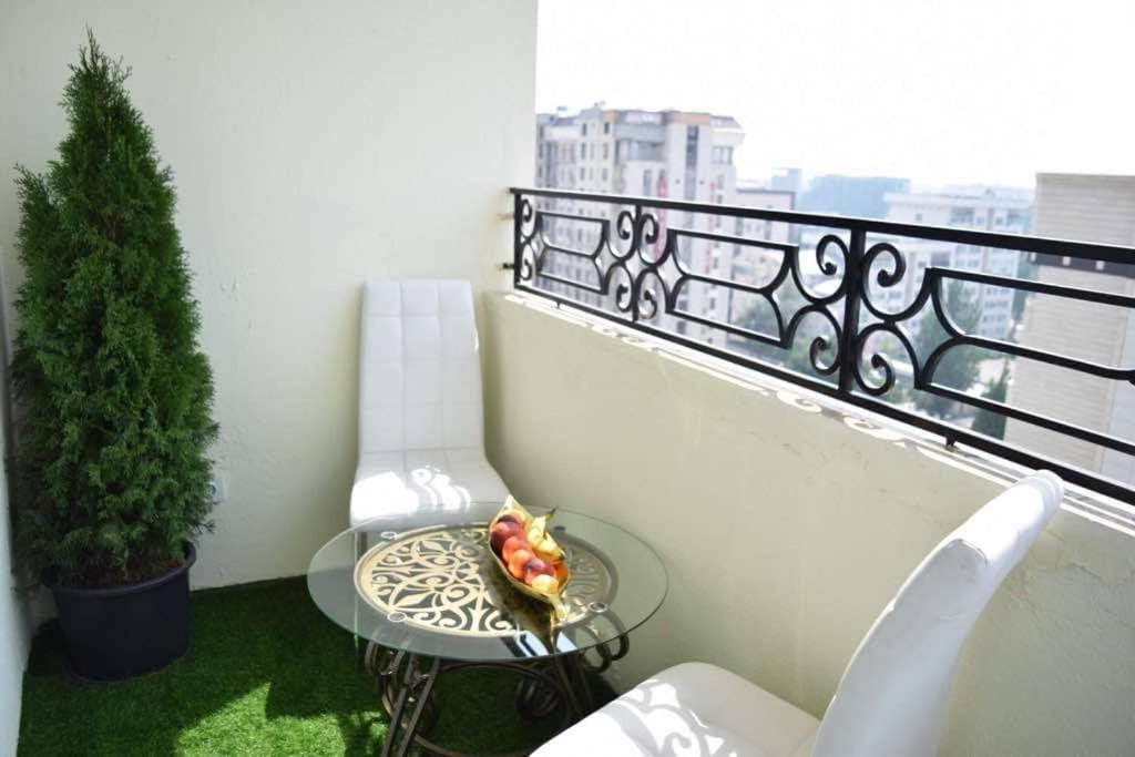 Bishkek Sunny Apartment In The Center ภายนอก รูปภาพ