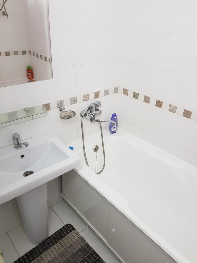 Bishkek Sunny Apartment In The Center ภายนอก รูปภาพ