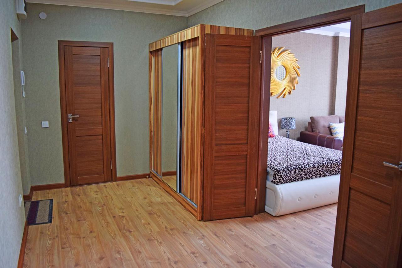 Bishkek Sunny Apartment In The Center ภายนอก รูปภาพ